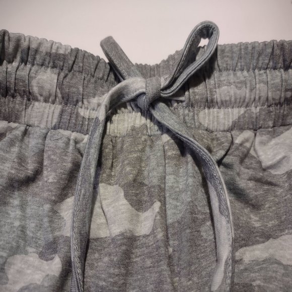 a:glow Under Belly Maternity Lounge Shorts Green Camo NWT - Picture 6 of 8